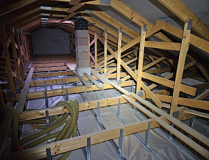 Zateplení stropu novostavby bungalovu pomocí foukané izolace